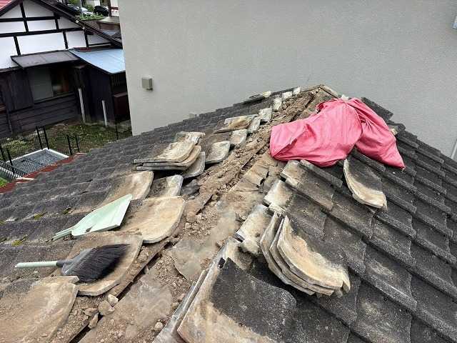 棟瓦撤去中の屋根